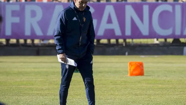 Natxo González camina en el campo de entrenamientos de la Ciudad Deportiva.