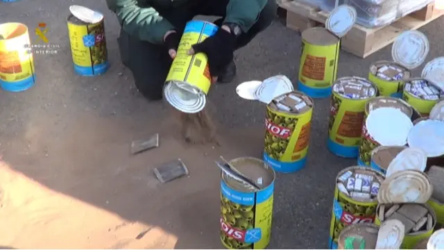 La Guardia Civil con las latas de aceitunas que contenían hachís