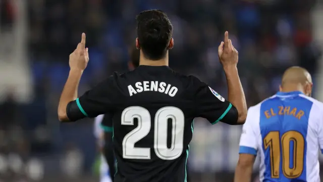 Marcos Asensio celebra su gol