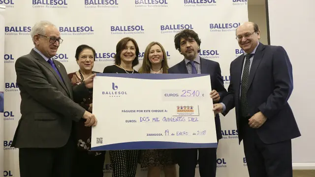 Los responsables de Ballesol, junto a Mario Garcés y Miguel Casaus, posando con el talón de 2.500 euros