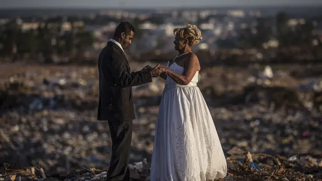Una pareja de "catadores de lixo', la última boda del basurero de Brasilia