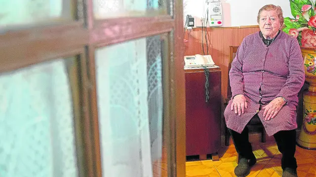 Ventura Martínez, de 87 años, en su casa de Atea junto al sistema de teleasistencia.