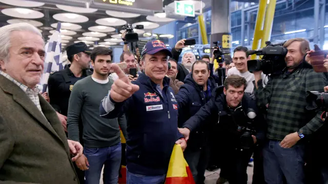 Un centenar de aficionados recibe a Carlos Sainz, doble campeón del Dakar