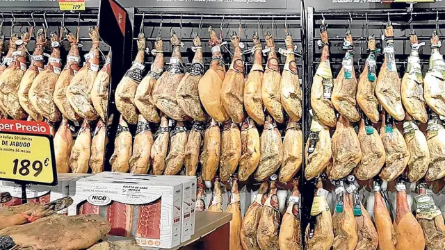Diferentes marcas españolas de productos procedentes de cerdos ibéricos ofertados por las grandes cadenas de distribución a bajos precios.