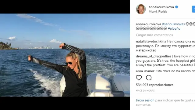 Anna Kournikova en una lancha en aguas de Miami.
