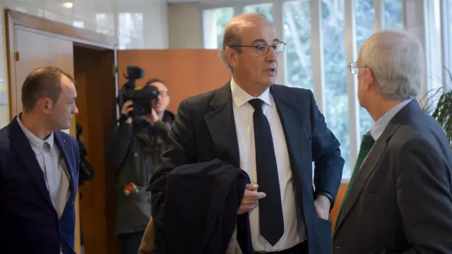 Francis Franco conversa con abogados poco antes de entrar al juicio