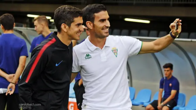 Jesús y Alejandro Alfaro se fotografían juntos en el Miniestadi en el partido de la primera vuelta entre el Barcelona B y el Córdoba.