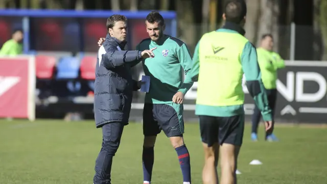 Brezancic conversa con su entrenador, Rubi, en un entrenamiento de semanas anteriores.