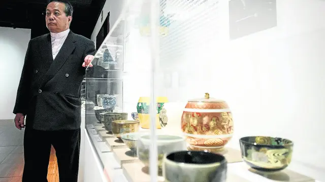 Entre la tradición y la vanguardia. Tanzan Kotoge es uno de los ceramistas más reputados del mundo. Heredero de una de las líneas tradicionales de creación (fue discípulo de Shimaoka Tatsuzo), también ha apostado por la innovación. En la imagen, el ceramista en septiembre de 2013, comentando las características de algunas de las piezas que aportó a la exposición 'Siempre Japón', celebrada en el Centro de Historias de Zaragoza.