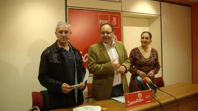 De izquierda a derecha, los concejales Samuel Morón, José Ramón Morro y Raquel Valenzuela, en la sede del PSOE.
