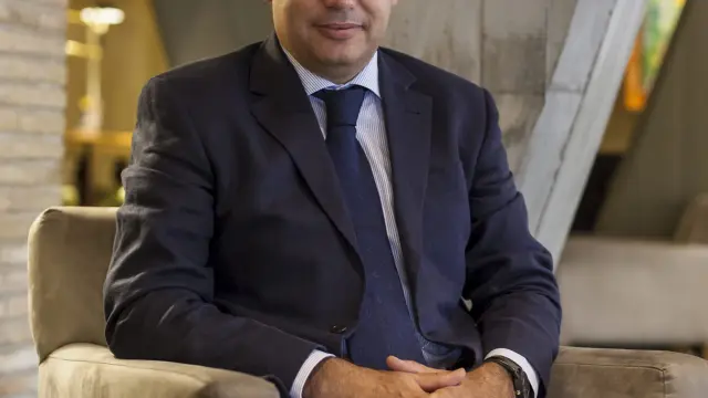 Benito Tesier, presidente del Cluster de Automoción de Aragón, en unas jornadas en el hotel Palafox