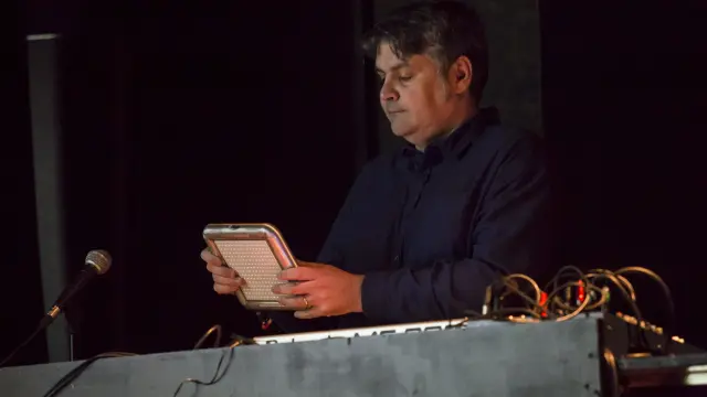 Juanjo Javierre con el instrumento llamado Tenorión.