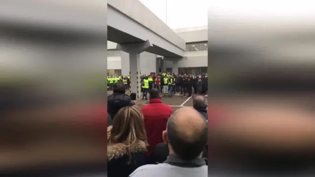 Protesta de los trabajadores a las puertas de Opel