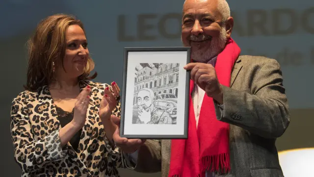 Leonardo Padura ha recibido el galardón de la mano de la consejera de Educación, Mayte Pérez.