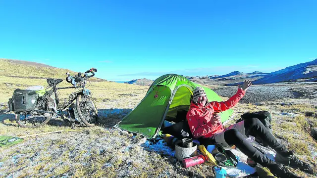 Álvaro Neil, 'Biciclown', en Los Andes (Perú), a 4.400 m de altura, durante su viaje.
