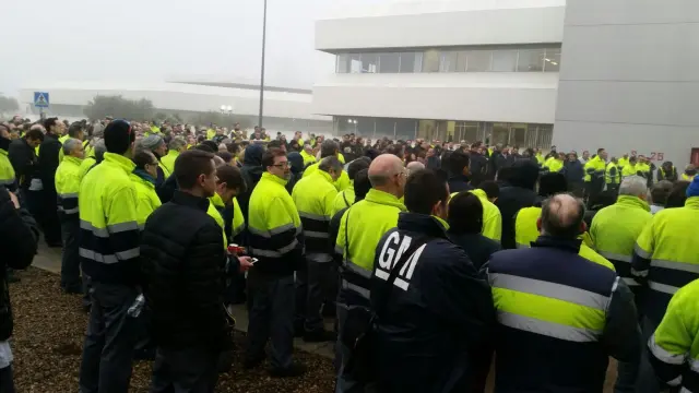 Protesta de los trabajadores de Opel este jueves por la mañana en la planta