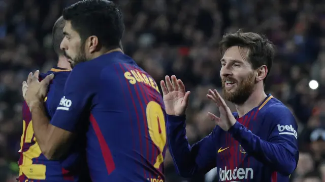 Messi celebrando su gol junto a Luis Suárez.