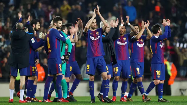 Jugadores del Barcelona celebran la victoria