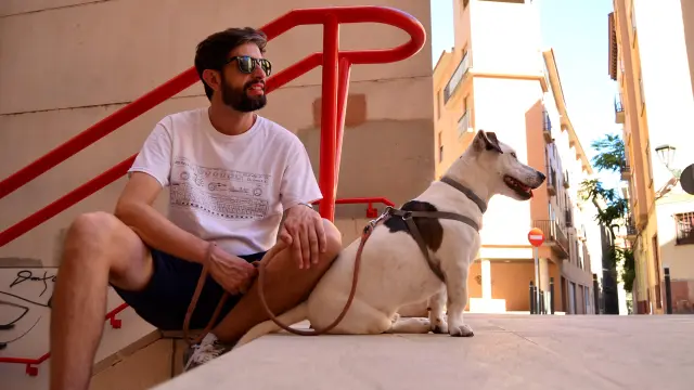 Chelis, en Zaragoza, con su perro, Disco.