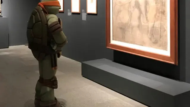 La Tortuga Ninja Michelangelo observando una obra de Miguel Ángel.