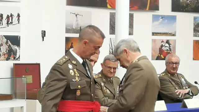 El general maellano Miguel Alcañiz impone el fajín de general al jacetano José Manueñl Vivas en el cuartel general de la UME en Madrid.