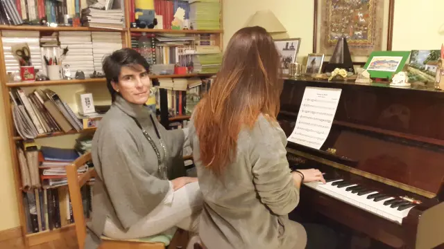 María Jesús imparte una clase de  piano a través del Banco del tiempo