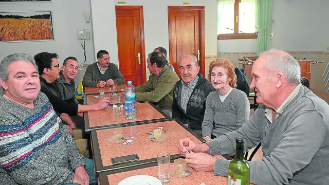 Lucía e Isidro en el centro de la fila derecha, en el bar de Formiche junto a otros vecinos.