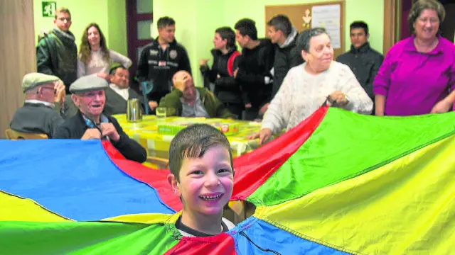 Niños y mayores comparten juegos y risas en el centro de mayores de La Lonja.
