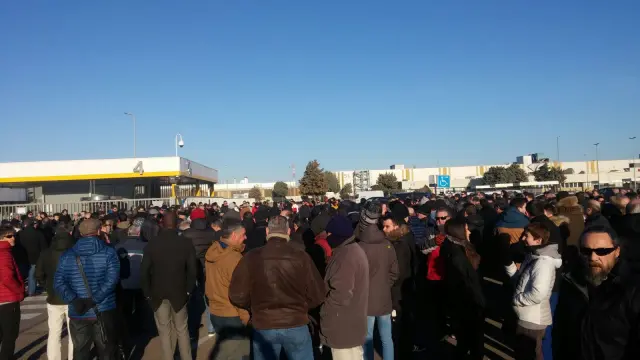 Protesta de trabajadores ante la planta de Figueruelas.