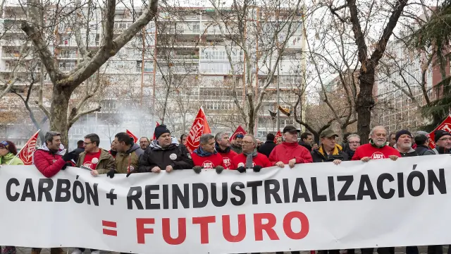 Los trabajadores piden a los partidos apoyo para un decreto contra el cierre de la térmica de Andorra. Aquí, una protesta de hace un año.