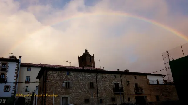 Urriés (Cinco Villas, Zaragoza) protegido por el arcoíris.