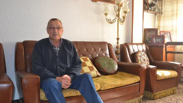 Manuel Andreu, en el sofá de su casa de Albalate del Arzobispo.