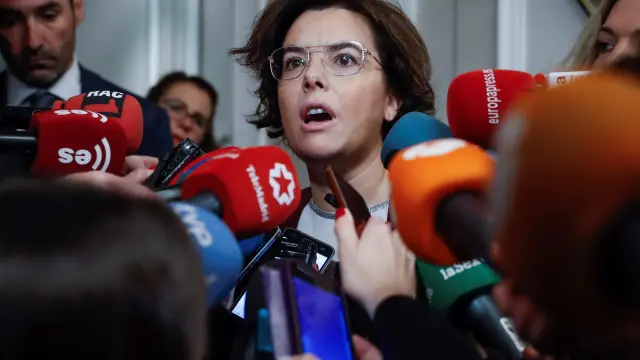 La vicepresidenta del Gobierno, Soraya Sáenz de Santamaría, en declaraciones a los medios este lunes.
