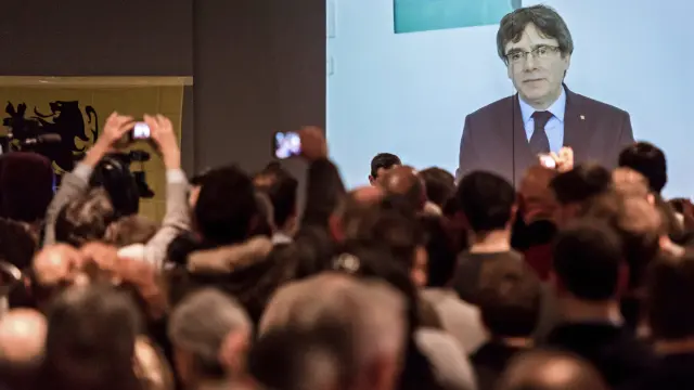 El expresidente catalán en un vídeo proyectado por el N-VA en Lovaina.