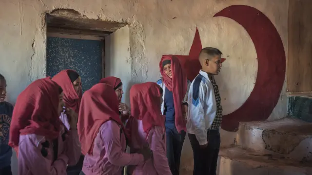 Escolares esperan su turno para participar en una fiesta local. Dajla, marzo de 2016.
