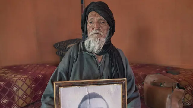 Mohamed Malainin Ali, nacido en 1927, muestra el retrato de su hijo Zaid Mohamed Malainin, detenido en 1976 por gendarmes marroquíes cuando tenía 31 años y llevado a la prisión de Smara.