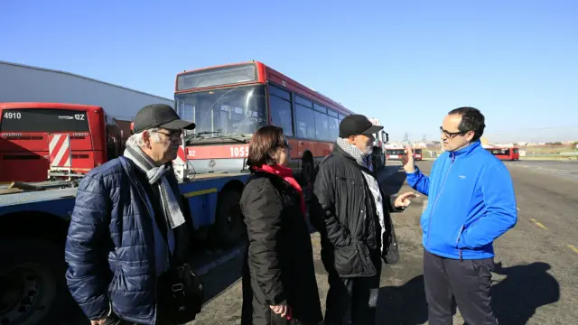 Alberto Cubero, a la derecha, con los responsables de la oenegé que llevará los buses a Cuba.
