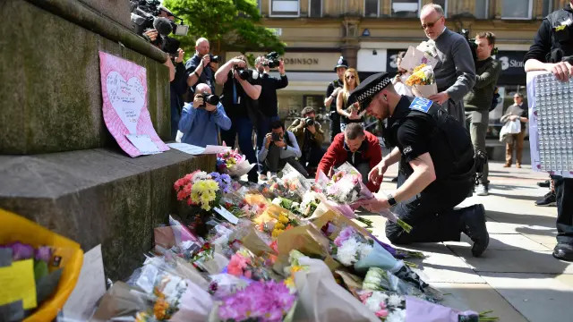 Notas, peluches y flores recordaron a las víctimas en el centro de Mánchester en los días posteriores al atentado.