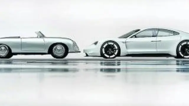 El Type 356 y el Mission E, pasado y futuro de Porsche.