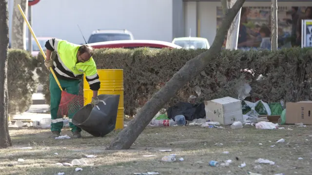 Un trabajador de FCC, durante las tareas de limpieza de una zona verde de la ciudad.
