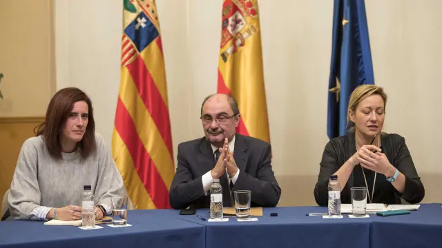 El presidente del Gobierno, Javier Lambán, la consejera de Economía, Marta Gastón, y la presidenta del comité de empresa, Sara Martin, tras la reunión del pasado 25 de enero.