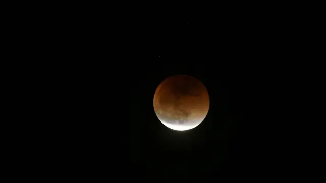 Roja y enorme, así se ha visto en Japón la Luna en esta noche de eclipse.