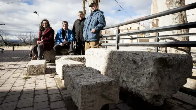 Eva Frago, Pedro Morales, Luciano Berna y Enrique Jiménez, con las antiguas piedras de riego en primer plano.