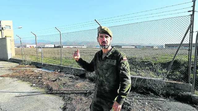 El teniente coronel Amancio Gómez muestra los terrenos que permitirán la ampliación del cuartel.