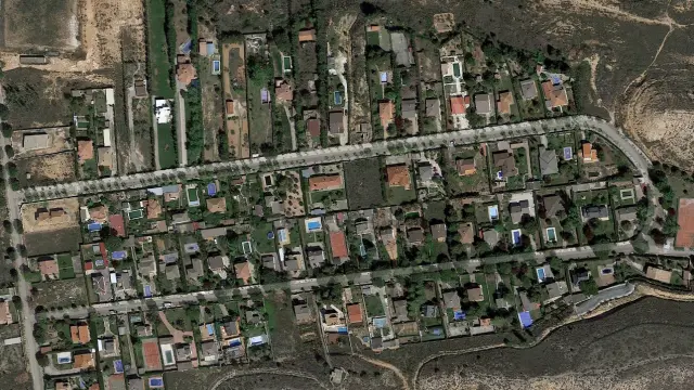 Imagen aérea de un municipio zaragozano con decenas de piscinas particulares.