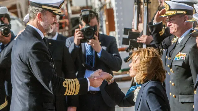 Felipe VI y Juan Carlos I visitan el buque 'Elcano' para celebrar sus 90 años de historia