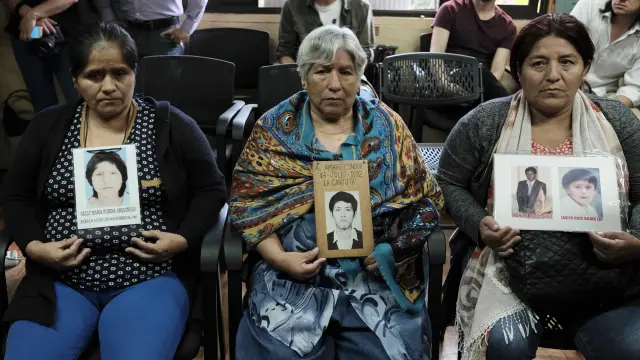 Varios familiares de las víctimas de Fujimori en una conferencia de prensa.