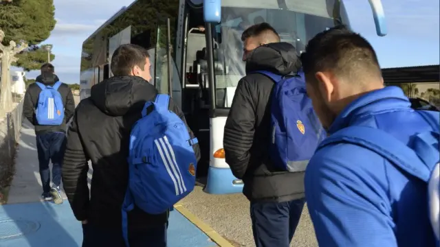 Los jugadores del Real Zaragoza suben al autobús que les ha llevado al AVE para llegar a Madrid.