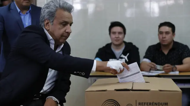 El presidente de Ecuador vota en la consulta popular.