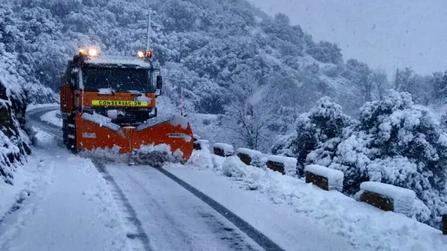 El temporal de nieve y frió afecta decenas de carreteras aragonesas